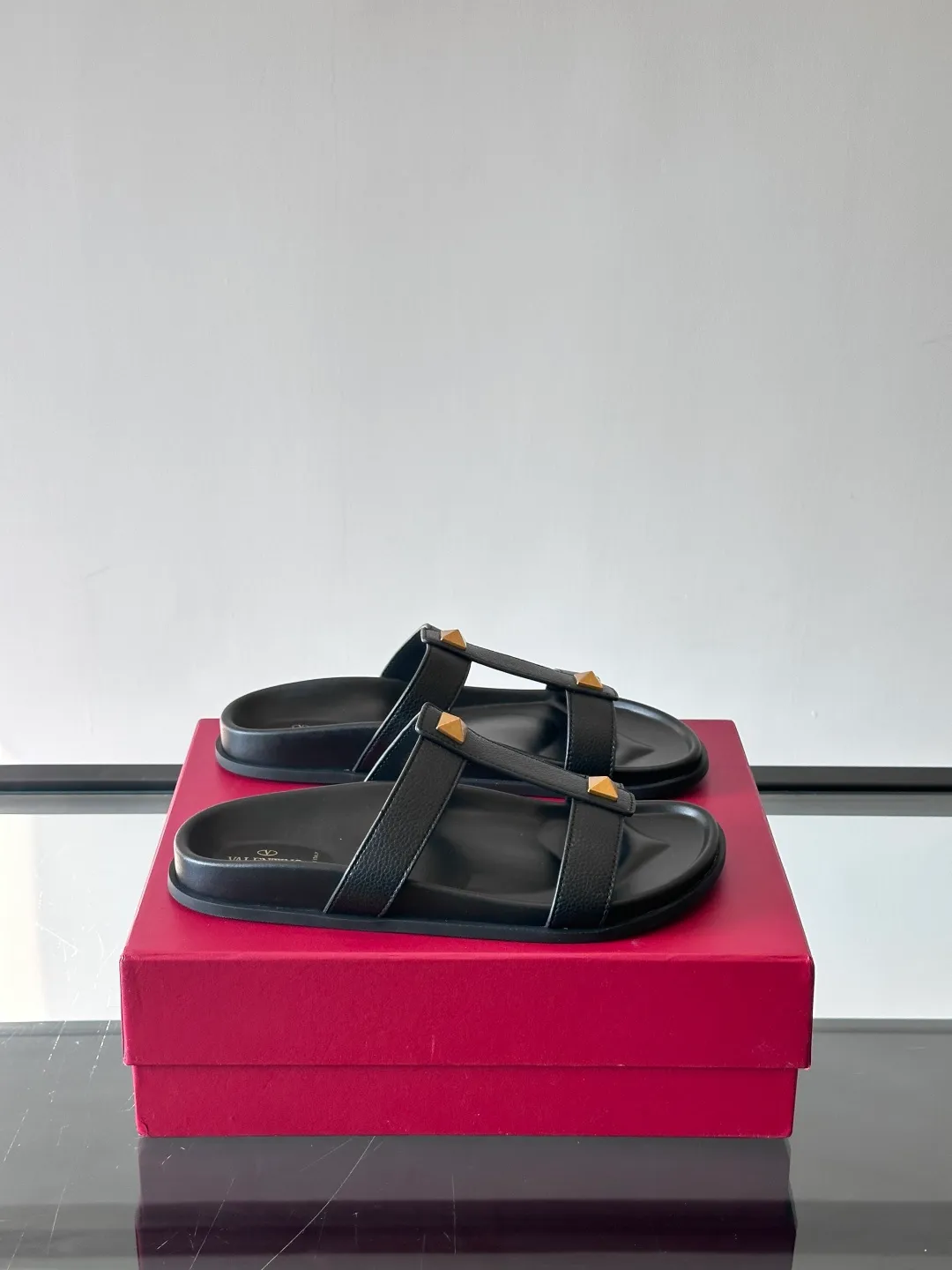 Men's shoes 💰p320 "VALENTINO" Valentino Men's 🧍‍♂️ Spring and summer new style metal rivet flat slippers, elegant sandals, the same style worn by celebrities, original molding, imported calfskin. Rubber outsole. Soft and durable, full set of counter packaging size: 39-44 (customized at 38.45.46)